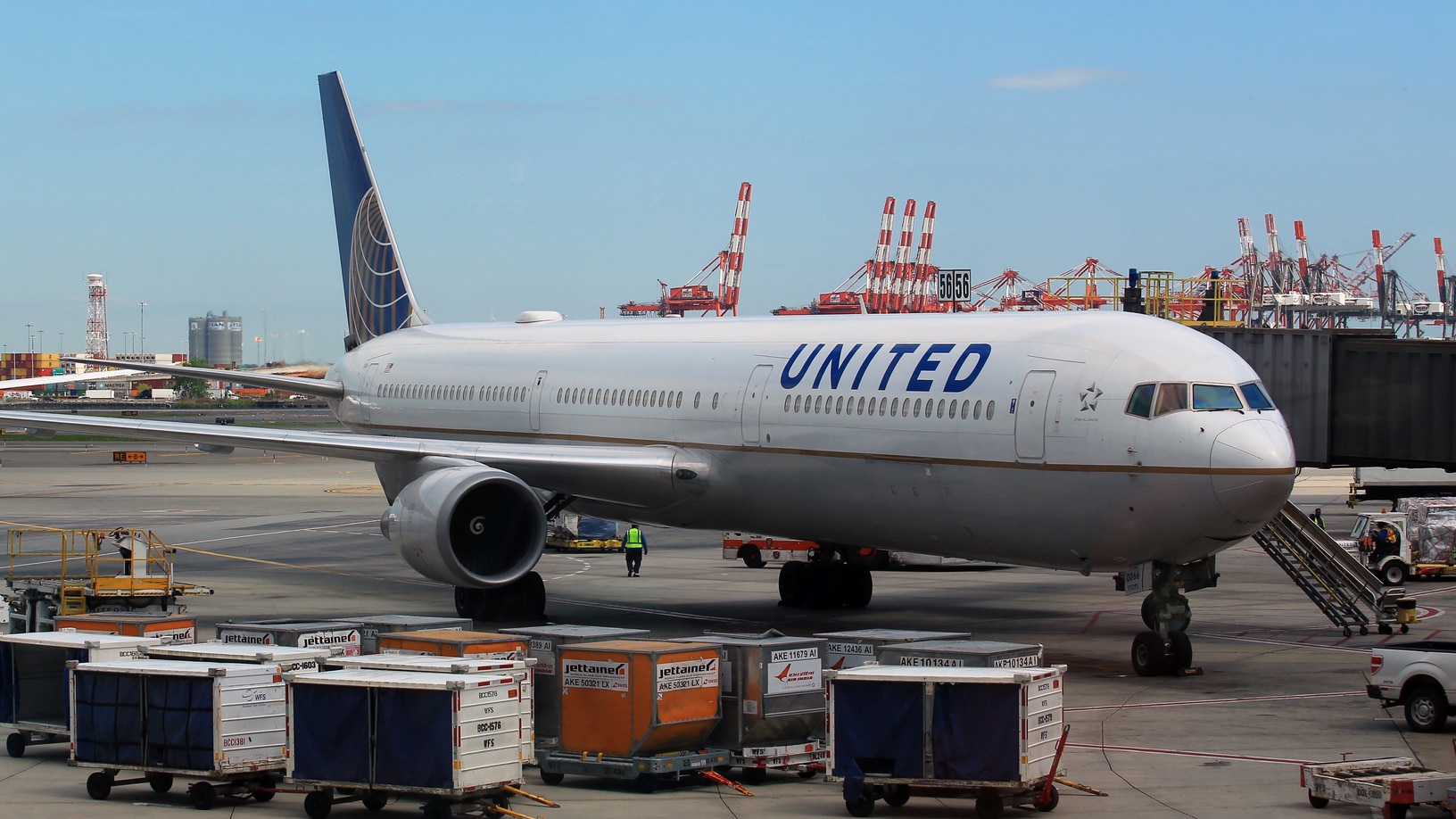 United Airlines passengers remember 'frightening' Boeing 777 engine explosion