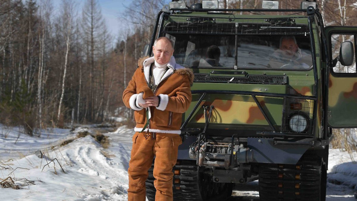 Photo gallery with Minister Shoigu: Putin roaming the Siberian ice