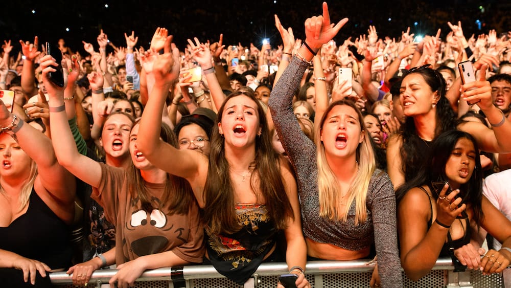 30,000 fans celebrate at a rock concert in New Zealand
