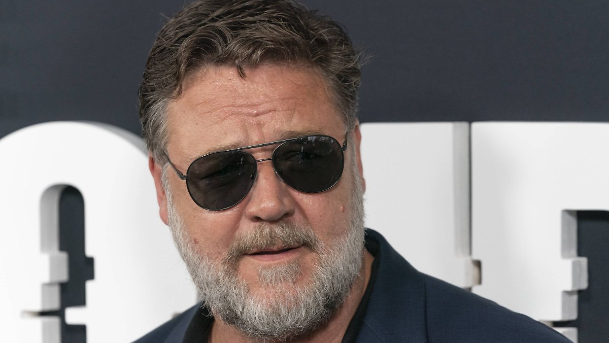 "Forever Sad": Russell Crowe mourns his father