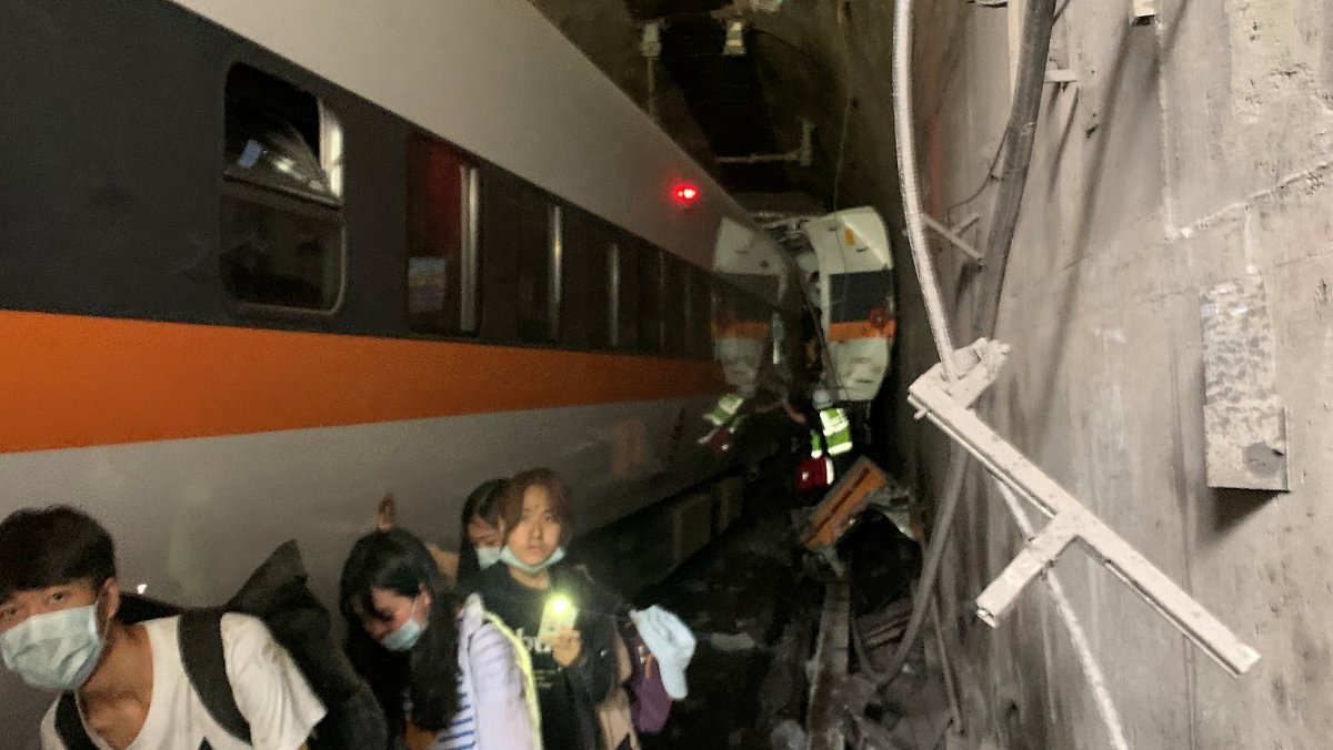 Many passengers imprisoned: The train derailed in the tunnel - dozens dead