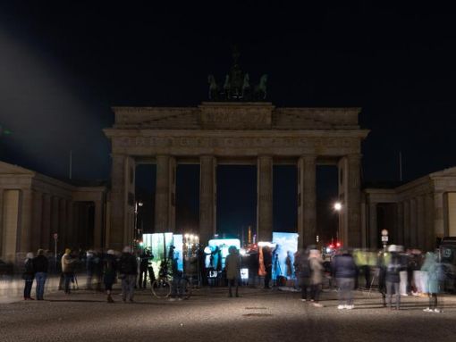 The Brandenburg Gate in Berlin is dark during Earth Hour.  Photo: Paul Zenkin / dpa-Zentralbild / dpa Photo: dpa