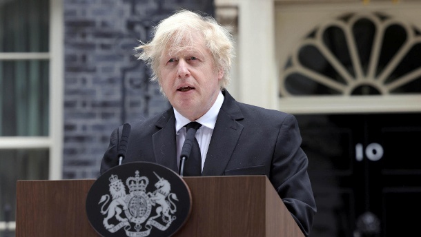 Boris Johnson: Prime Minister of Great Britain makes a statement outside 10 Downing Street on the death of Prince Philip.  (Source: dpa / Pippa Fowles)