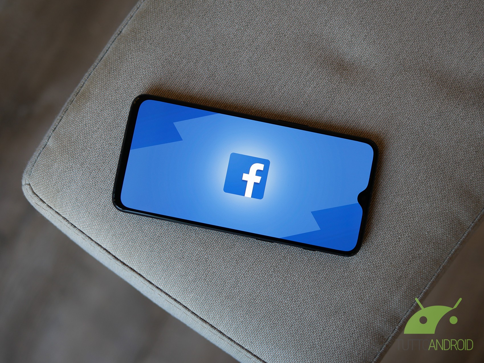 Facebook dark mode suddenly disappears, possible solutions