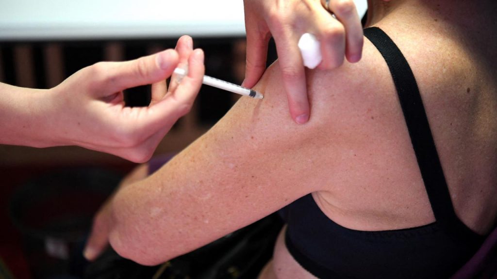 Live-vaccination: 10 million French people received two doses