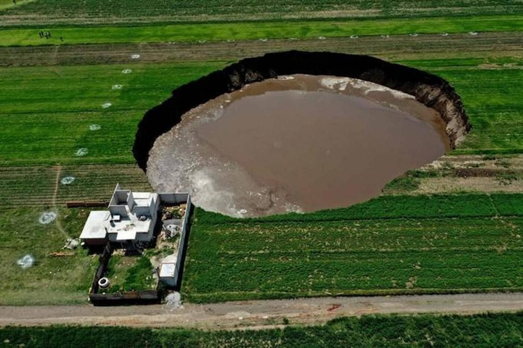In the midst of the fields, a gigantic crater of unknown origin has appeared that worries an entire city - the evening version of western France