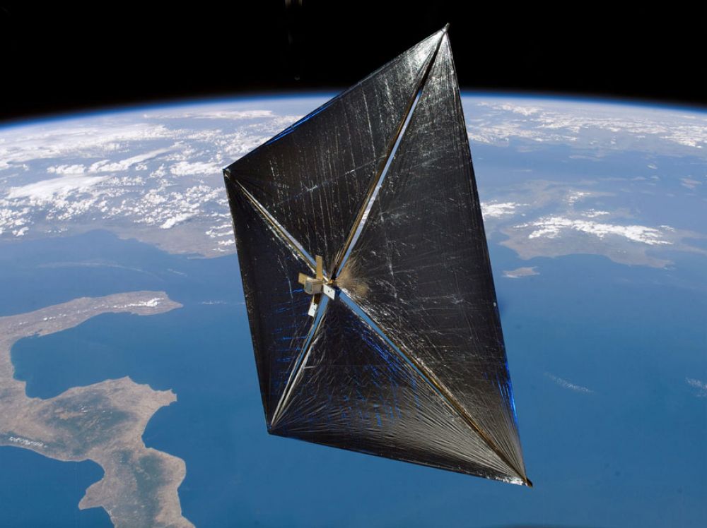 Intégrée aux nanosatellite, la vole solaire de Xinetis leur permet de se désorbiter lorsqu