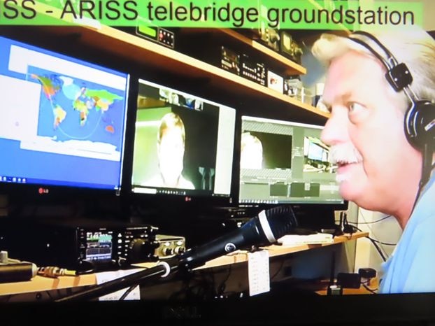 Jeff Sur Yvette.  The connection was established thanks to amateur radios, including ARISS and the F5KEE club in Viry-Chatillon. 