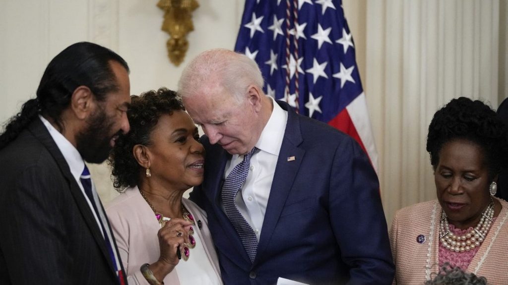 Joe Biden enacts a law establishing a public holiday to mark the end of slavery