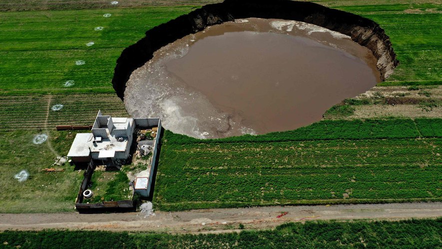 Mexico: A mysterious hole more than 80 meters in diameter appears in a field and continues to widen