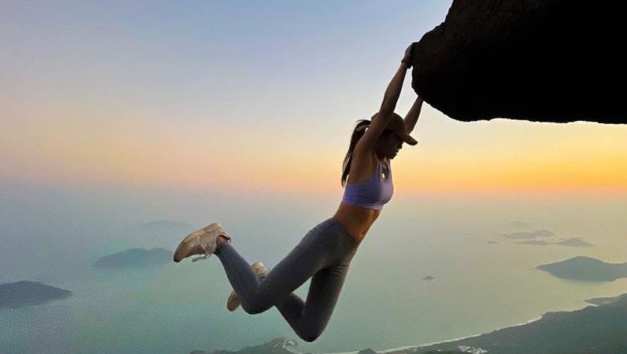 Influencer kills herself after falling off a cliff while taking a selfie