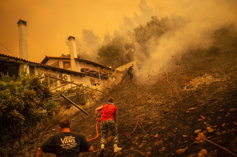 The people of the village of Goff on the island of Evia are trying to fight the fire.