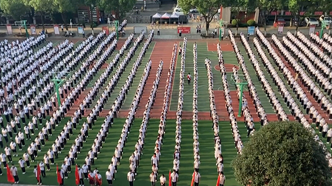 Dazzling photos of the start of the school year in Wuhan: This party deserves a military march (video)