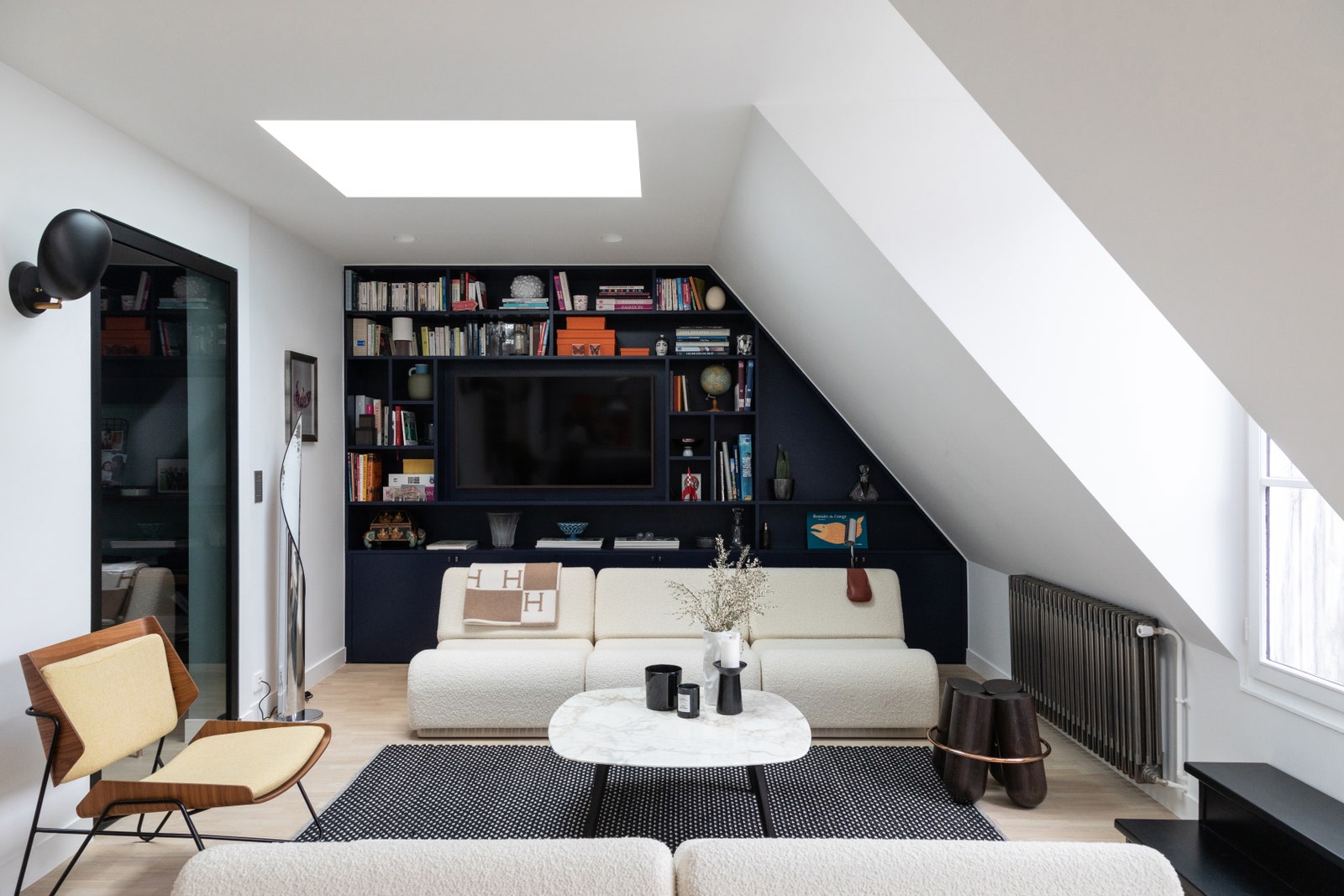 The living room with light parquet and white walls is deliberately discreet to accommodate pieces of furniture ...