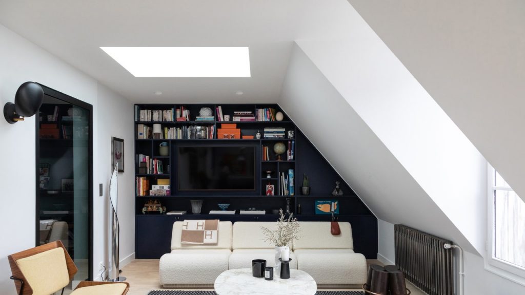 Small space: 60m2 bright and functional under the roofs of Paris