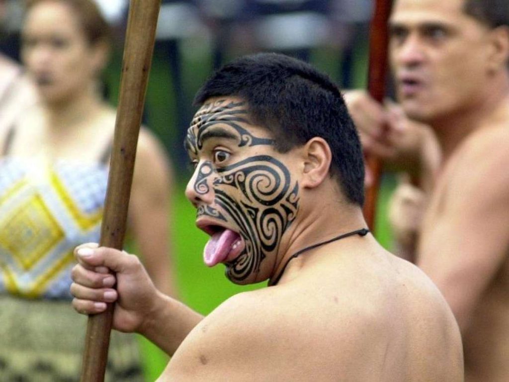 Ein Maori vom Stamm der Te Atiawa begrüßt einen hohen Gast mit der traditionellen Empfangsgeste Whakawaha. Neuseeland will ab kommendem Jahr das Neujahrsfest Matariki der Maori-Ureinwohner als gesetzlichen Feiertag begehen. Foto: Ralf Hirschberger/dpa-Zentralbild/dpa Foto: dpa