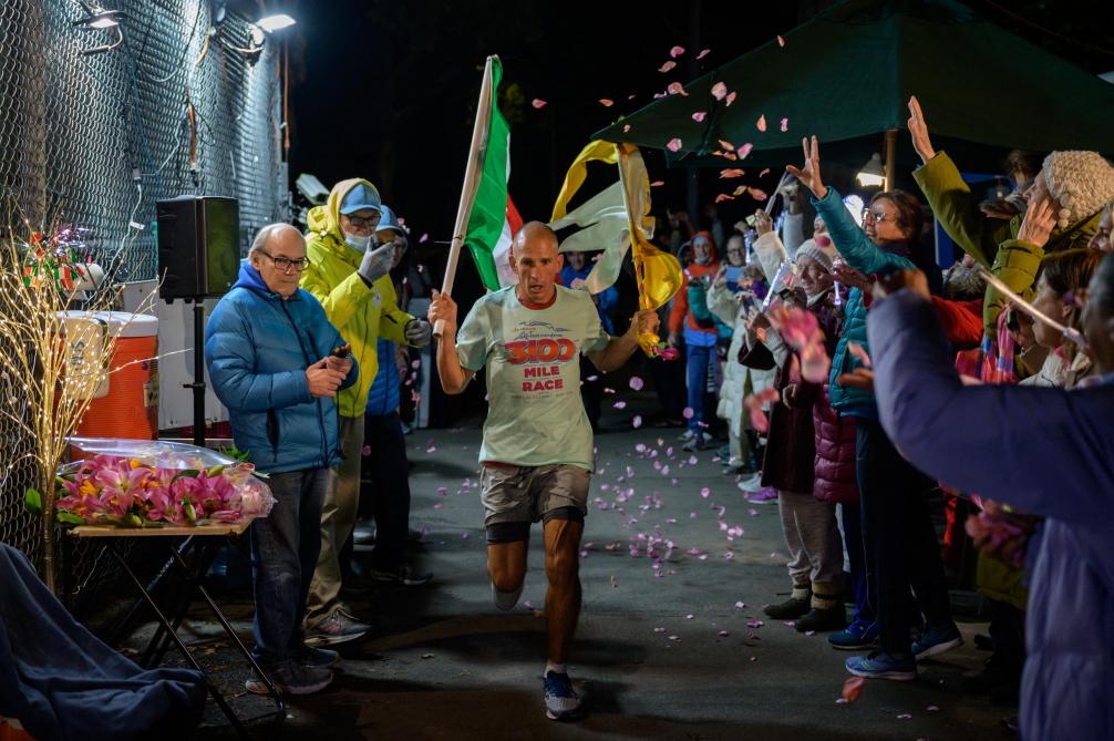 New York: The insane race of a super-marathon around a building for 42 days (video)