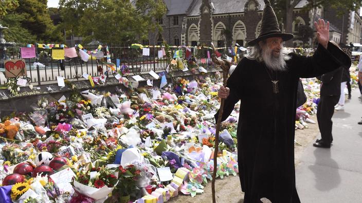 Le sorcier Ian Brackenbury Channell à Christchurch le 21 mars 2019 après les attentats contre deux mosquées ayant coûté la vie à 51 personnes.