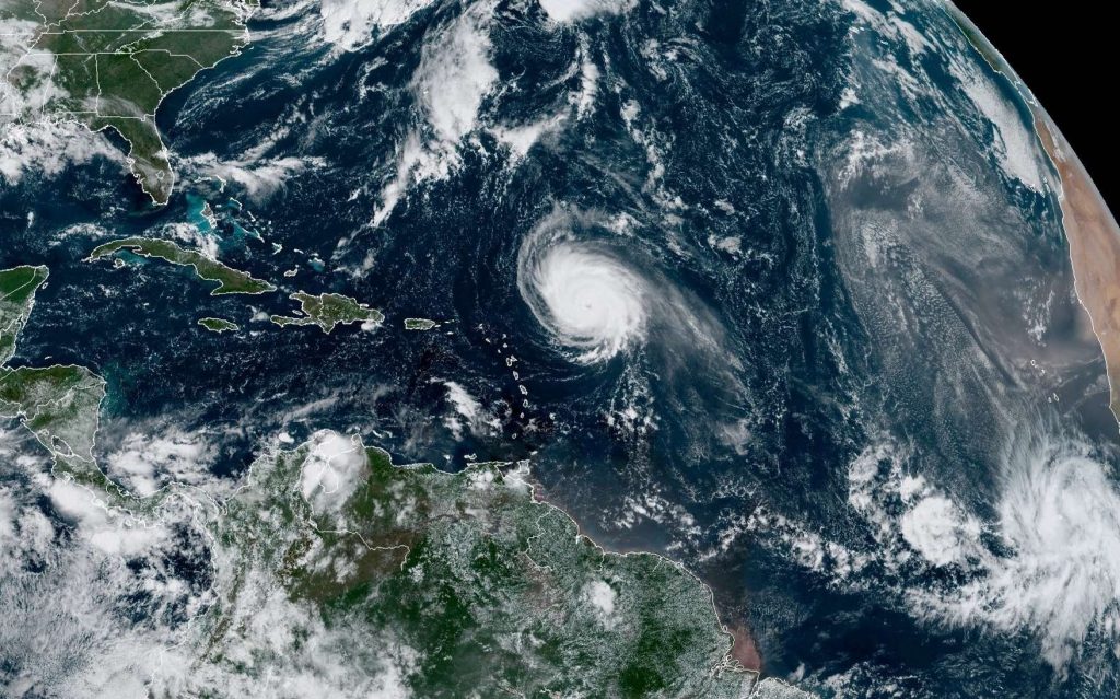 L'ouragan Sam, le 29 septembre, photographié par un satellite américain. © NOAA