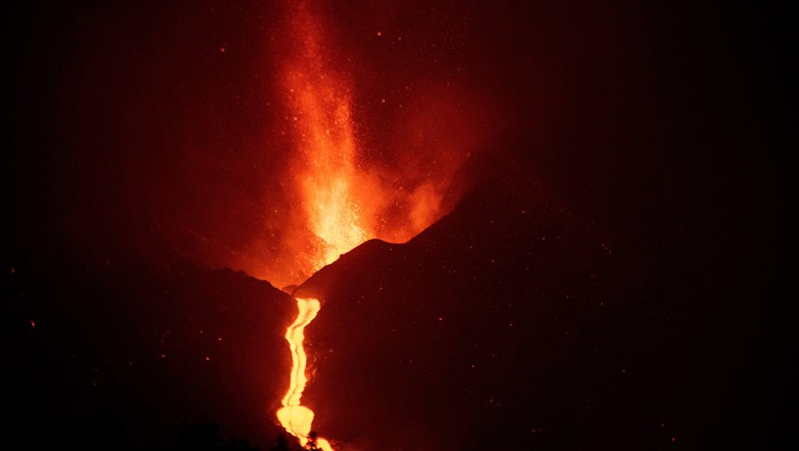 Volcanic eruption in La Palma: lava river advancing at an insane speed of 700 meters per hour, exciting images of the flow