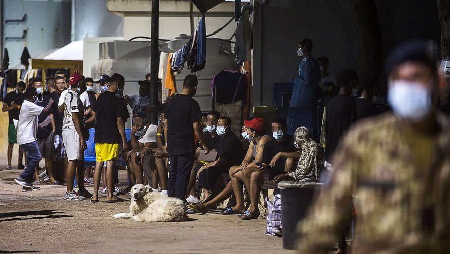 More than 600 migrants from North Africa arrive on Italian shores