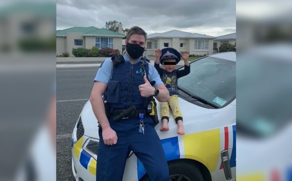 El policía de Nueva Zelanda dio un paseo con el menor en su patrulla, (Facebook)