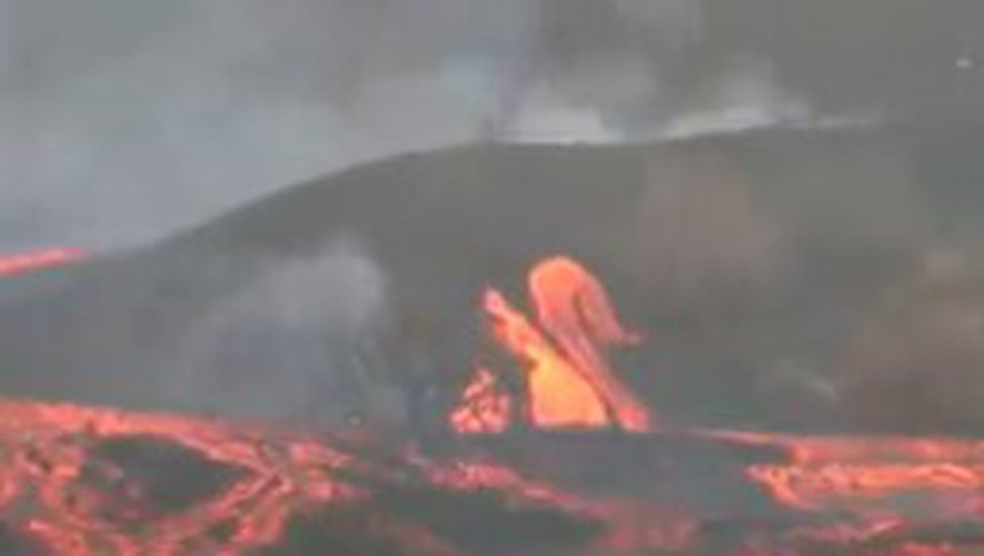 Volcanic eruption in La Palma: a new eruption mouth appears and swallows a cemetery, the latest images not to be missed