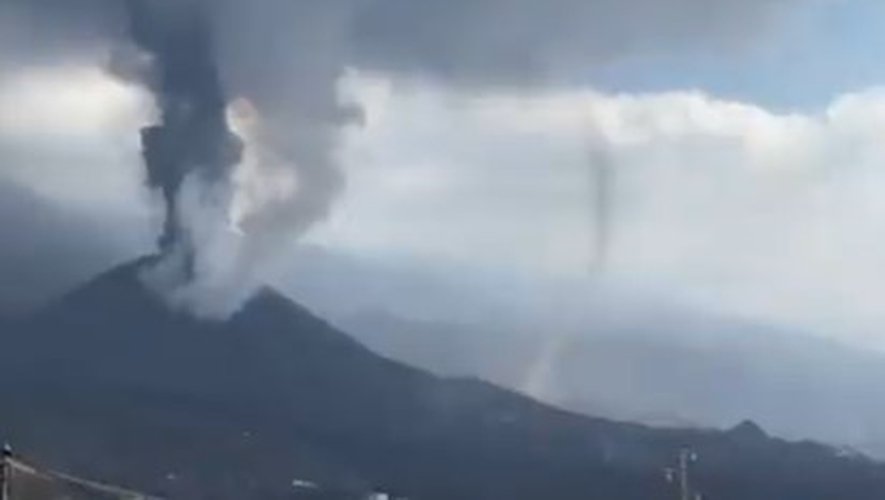 Volcanic eruption in La Palma: an ash cyclone forms at the foot of the volcano, the amazing video