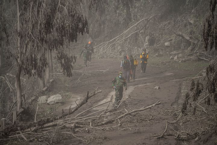 Rescuers search for possible survivors after the eruption of Semeru volcano on December 5, 2021 in Lumajang (Indonesia).  (Johnny Chrysuanto/AFP)