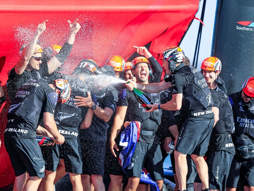 Champagnerdusche für Team New Zealand nach dem siebten Wettfahrtsieg