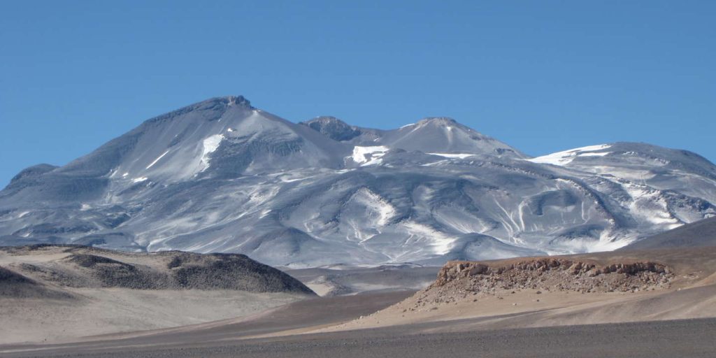 In Argentina, two French climbers struggling in the Andes have been rescued