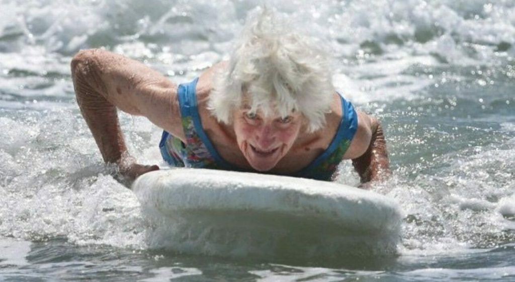 Nancy Maherne, nonna del surf: a 92 anni è sulla cressta dell