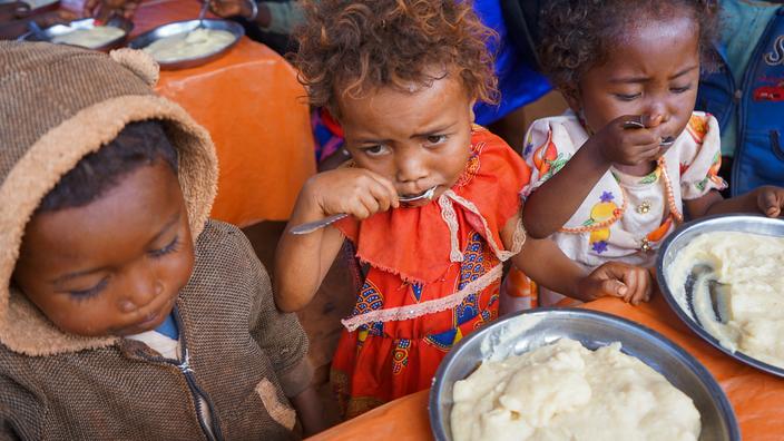 Des enfants malgaches en état de malnutrition partagent un repas chaud du programme Avodse à Maropia, un village à l'extrême sud de la Grande Île.