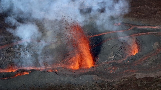 [LIVE - PHOTOS/VIDEO] Volcano in case of eruption: Piton de la Fournaise: Imaz Press flying right above the eruption