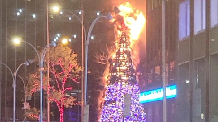 L'arbre de Noël de Fox News, à Manhattan, haut de 15 mètres, s'était embrasé dans la nuit de mardi à mercredi.
