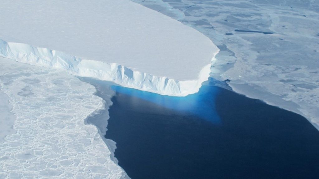 Scientists analyze in Antarctica, the 'apocalypse glacier' threatened by new cracks