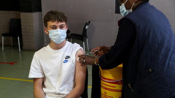 Un soignant administre une dose de vaccin dans un centre de Johannesbourg.