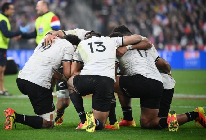 The players of New Zealand gathered again after their defeat against France XV, on November 20, 2021, at the Stade de France.