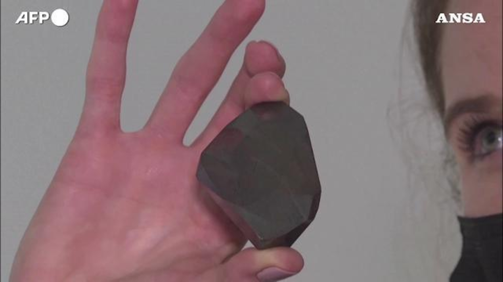 Dubai, the largest black diamond created by a meteorite impact at auction: worth millions of dollars