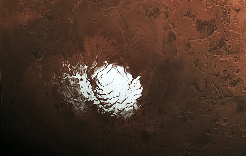 The presence of water at the south pole of Mars has been speculated since 2018, when bright radar reflections appeared under the ice in the region, but a scientist denied this impression in a new study.