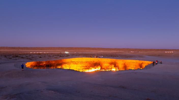 Le cratère gazier de Darvaza, situé dans le désert de Karakoum, est en combustion continue depuis 1971.