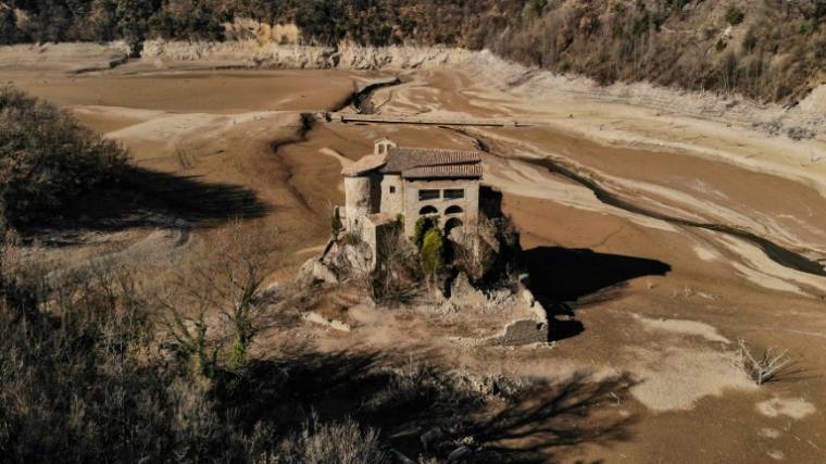 Le monastère de San Salvador de la Vedella est accessible à pied alors qu'il était acessible en bateau uniquement auparavant, le 10 février 2022 à Cercs, en Espagne (AFP / Aitor De ITURRIA)
