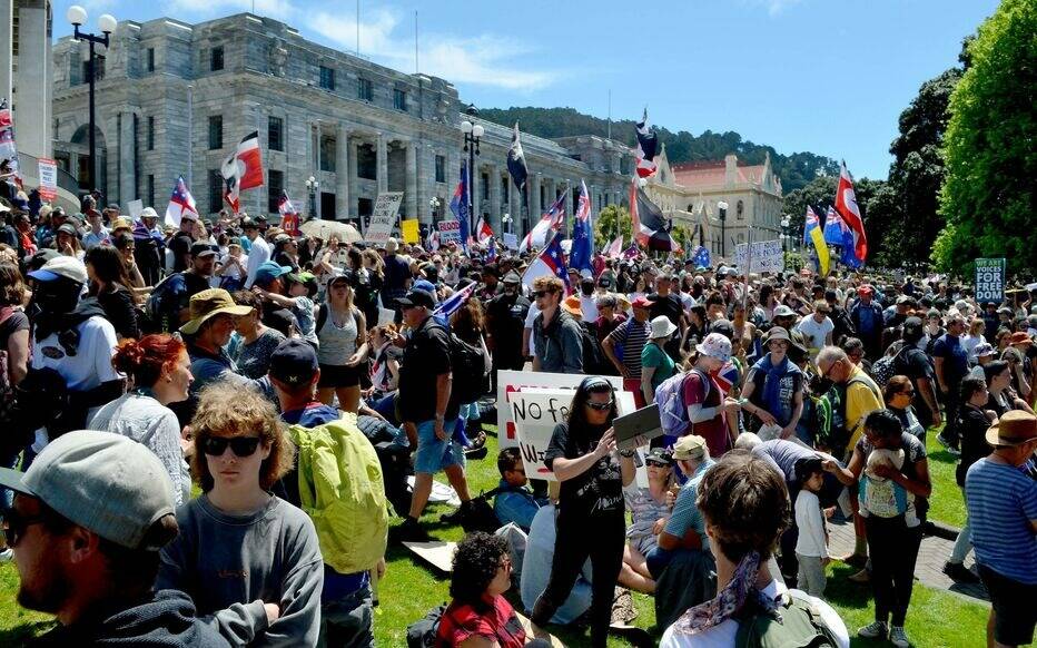 Clashes and arrests of anti-vaccine protesters in New Zealand