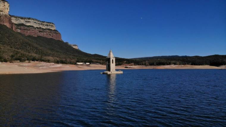 L'église d'un village englouti par un barrage hydraulique émerge, en raison de la sécheresse qui frappe l'Espagne, le 10 février 2022 à Vilanova de Sau (AFP / Aitor De ITURRIA)