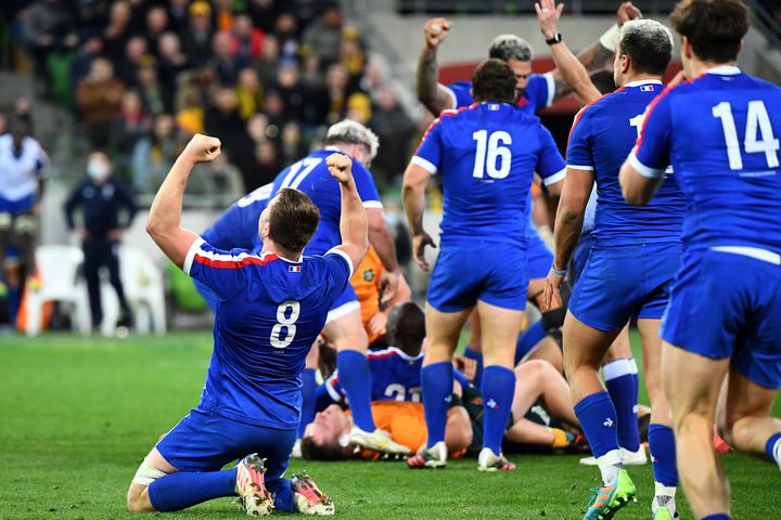 Third international midfielder Anthony Gillonch, knees to the floor, lets his joy explode after France's 15th win in Australia (28-26), July 13, 2021 (WILLIAM WEST / AFP)