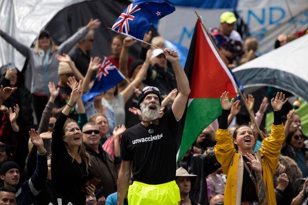 New Zealand: To disperse protesters against protesters, the police broadcast in an episode 