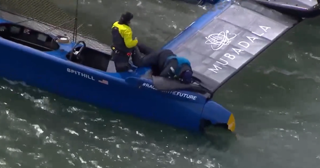 The Spanish contender was hit by a damaged American boat before the Grand Final (video).