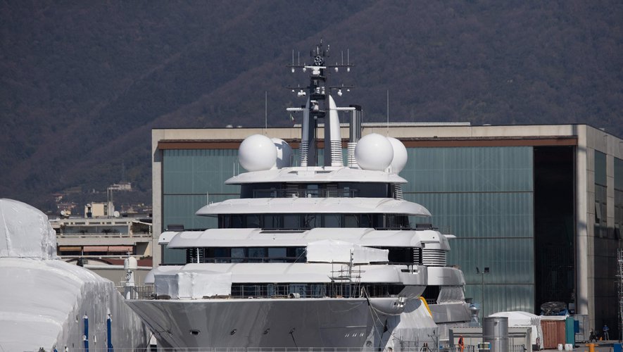 The mysterious mega yacht, moored in Italy for several weeks, belongs to Vladimir Putin?
