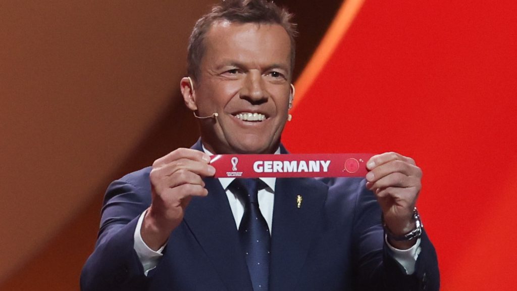 Fußball-WM, Auslosung der Vorrunde in Doha. Lothar Matthäus hält das Los von Deutschland in den Händen. Wer sind die Gegner des deutschen Teams? Hier gibt es alle Infos.