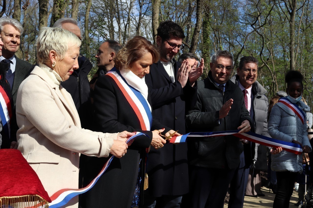 The inauguration of the wood, on Saturday 2 April, in the presence of Françoise Nordmann (Mayor of Beauchamps, tricolor sash) and Nicole Lansbury, Ile-de-France Regional Councilor and Deputy Mayor of Cormiel-en-Parisses.